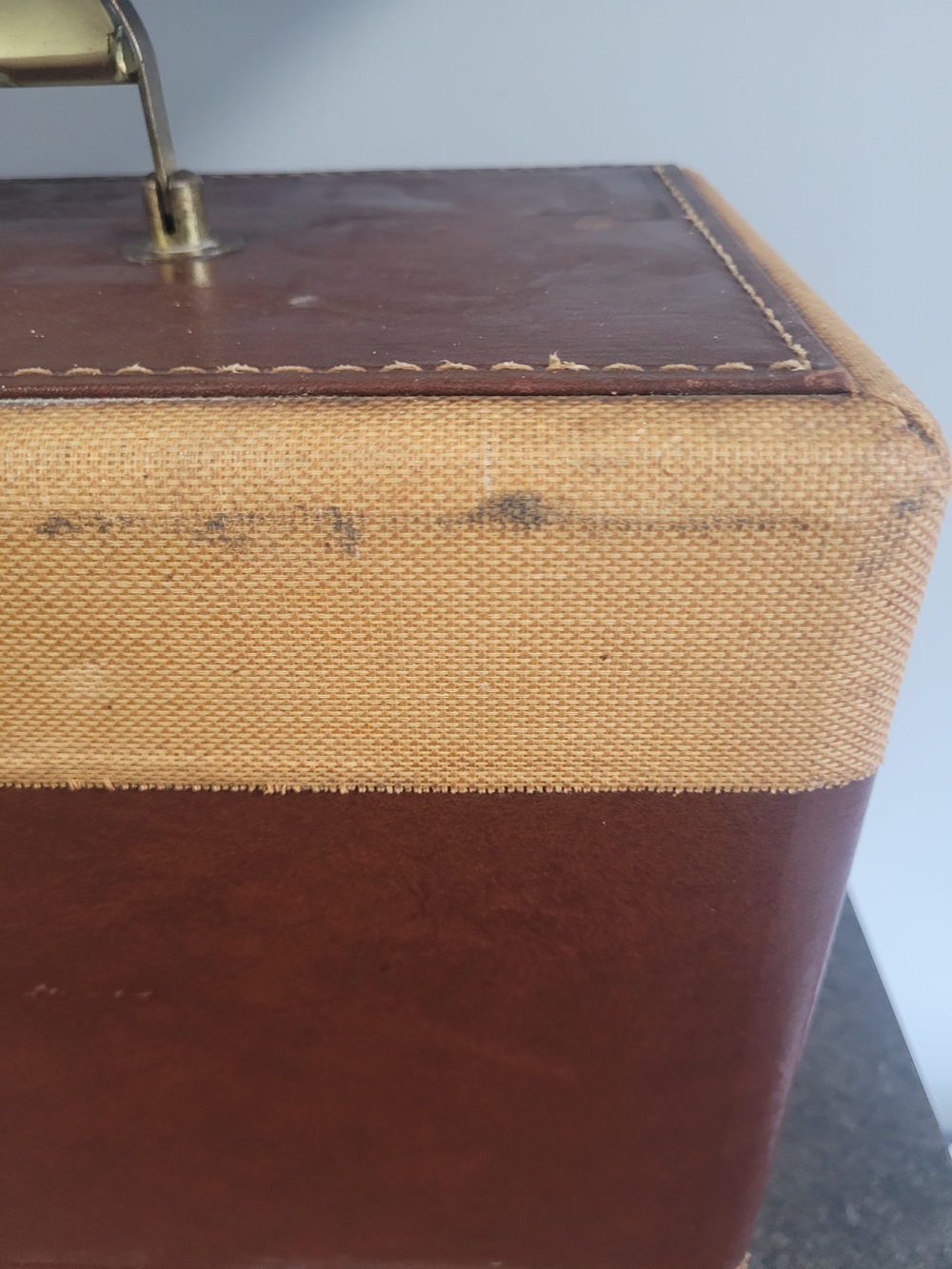Vintage Two-Tone Singer Sewing Machine 99 99K Portable Carrying Case - Picture 4 of 14